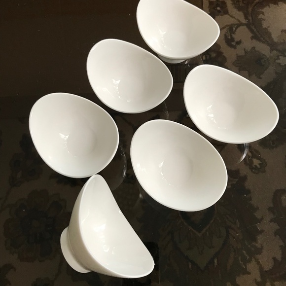 Six small oval serving bowls. - Picture 1 of 4